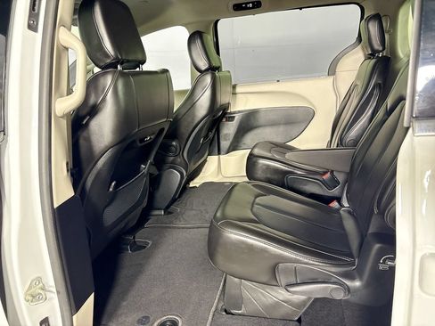 Used 2023 Chrysler Pacifica Touring-L FWD image 18