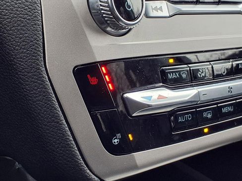 Used 2022 Ford Explorer XLT w/ Equipment Group 202A image 5