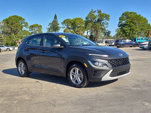 Used 2023 Hyundai Kona SE image 2