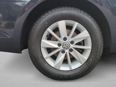 Used 2016 Volkswagen Golf S image 27