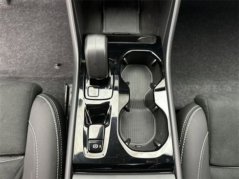 Certified 2025 Volvo XC40 B5 Plus image 19