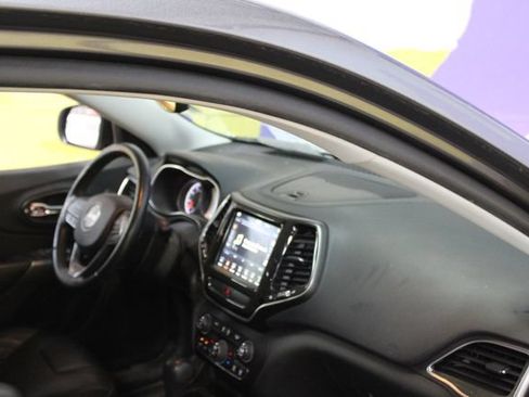 Used 2019 Jeep Cherokee Limited w/ Luxury Group FWD image 12