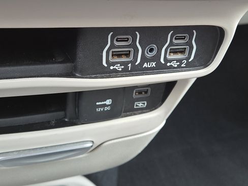 Used 2022 Chrysler Pacifica Touring-L image 15