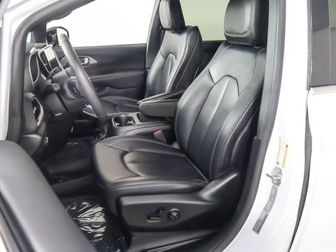 Used 2025 Chrysler Pacifica Select FWD image 28