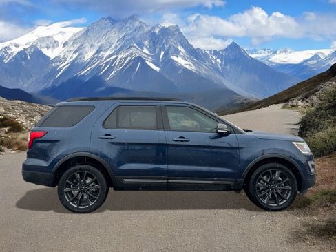 Used 2017 Ford Explorer XLT w/ Equipment Group 202A image 6