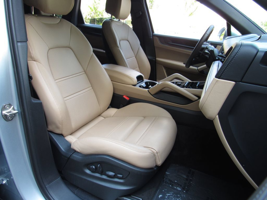 Certified 2025 Porsche Cayenne E-Hybrid AWD/4WD image 21