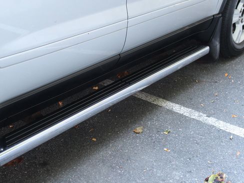 Used 2010 GMC Acadia SLE image 37