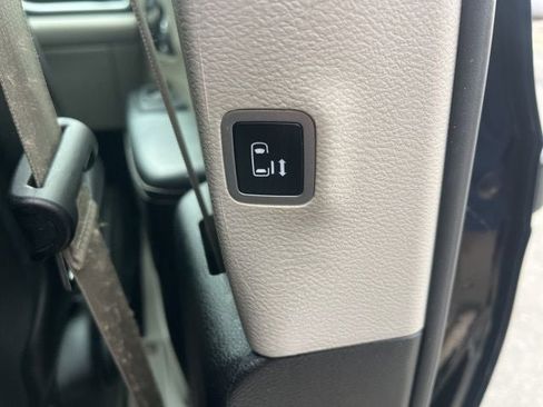 Used 2023 Chrysler Pacifica Touring-L FWD image 18