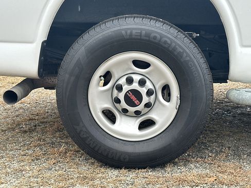 Used 2024 GMC Savana 2500 w/ Driver Convenience Package image 16