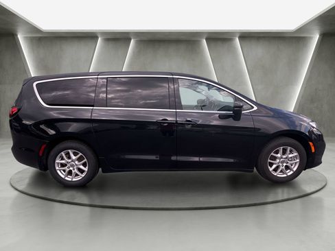 Used 2023 Chrysler Pacifica Touring-L FWD image 2