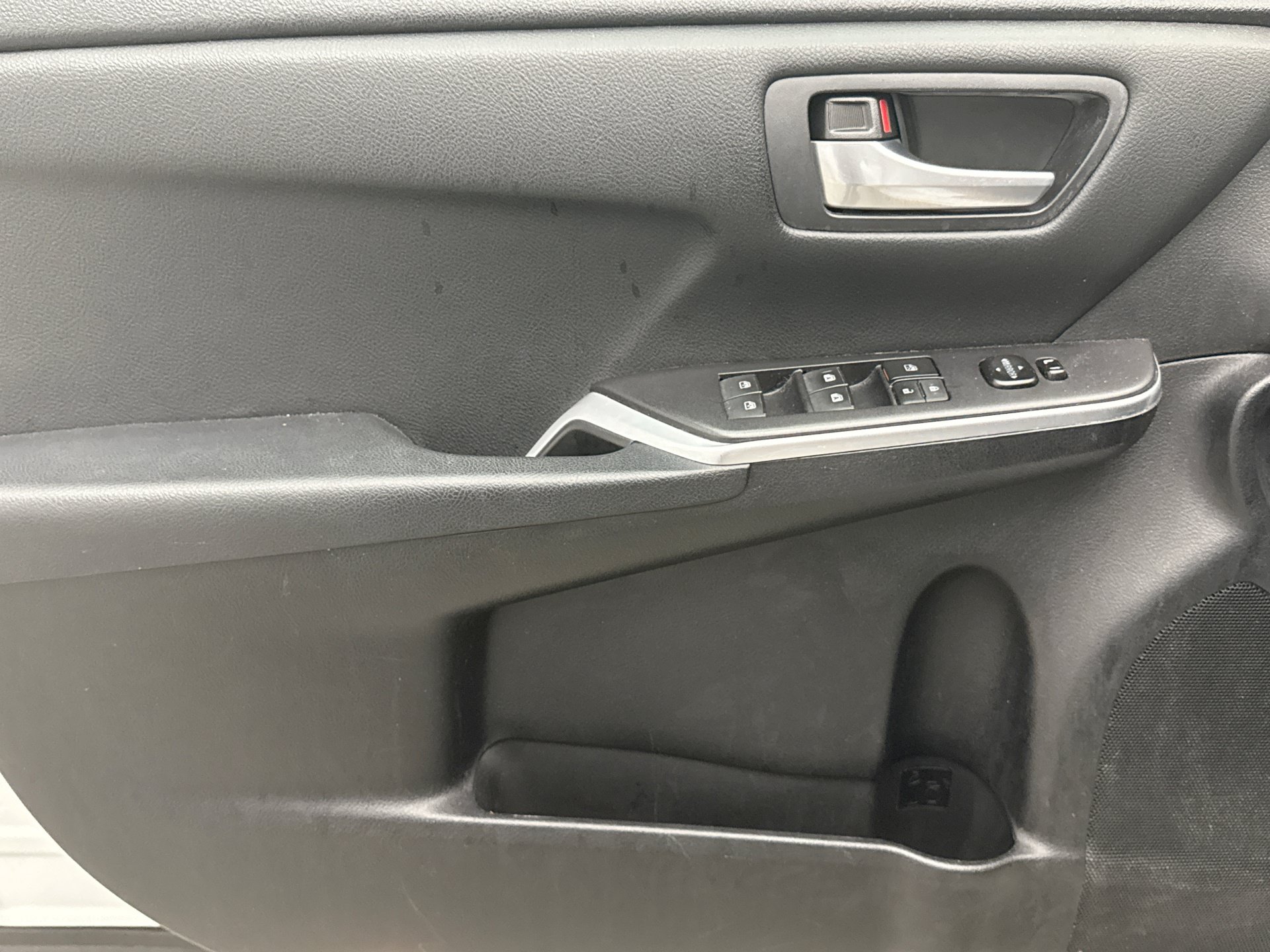 Used 2015 Toyota Camry SE w/ Moonroof Package FWD image 6