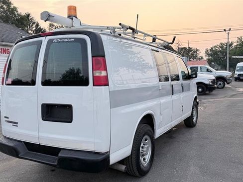 Used 2011 Chevrolet Express 2500 RWD image 2