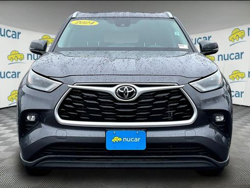 Used 2024 Toyota Highlander XLE image 2