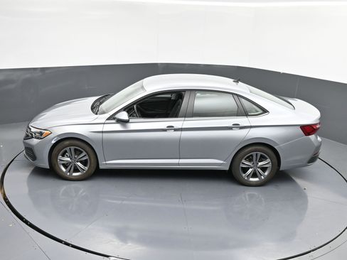 Used 2024 Volkswagen Jetta SE image 32