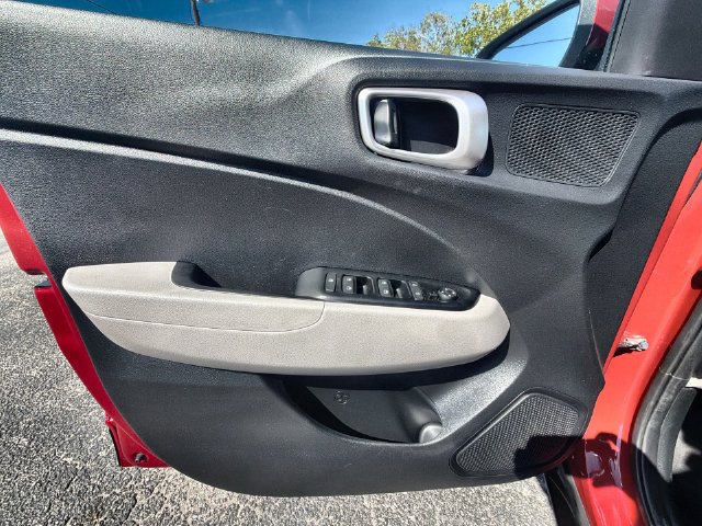 Used 2025 Hyundai Venue SEL FWD image 20