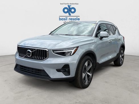 Used 2025 Volvo XC40 B5 Plus AWD/4WD image 2