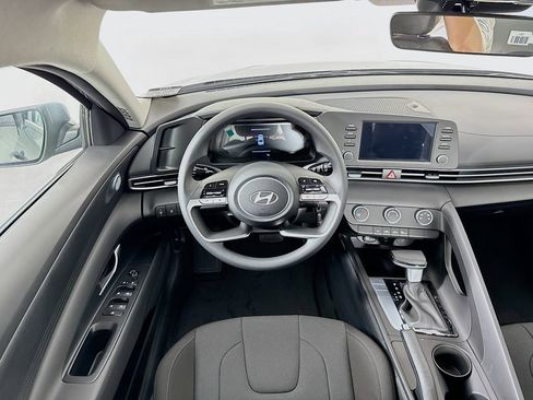 Certified 2025 Hyundai Elantra SE image 21