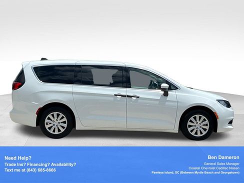 Used 2021 Chrysler Voyager L FWD image 4