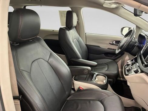 Used 2020 Chrysler Pacifica Touring-L image 14