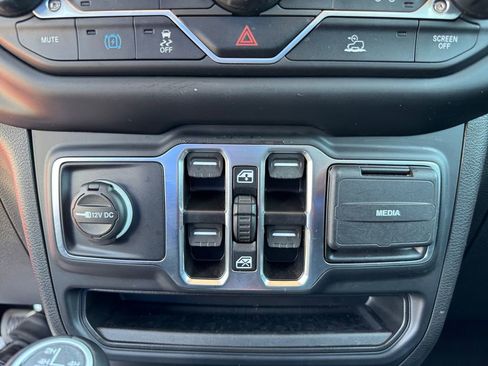 Used 2022 Jeep Wrangler Unlimited Sahara image 27