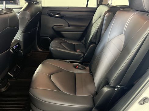 Used 2024 Toyota Highlander XLE AWD/4WD image 25