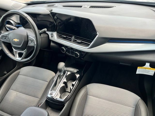 Used 2025 Chevrolet Trax LT w/ Driver Confidence Package FWD image 17
