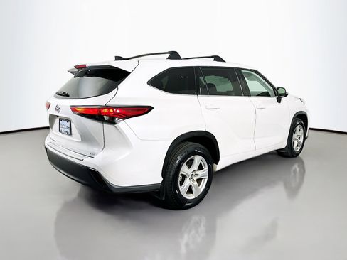 Used 2022 Toyota Highlander LE FWD image 8
