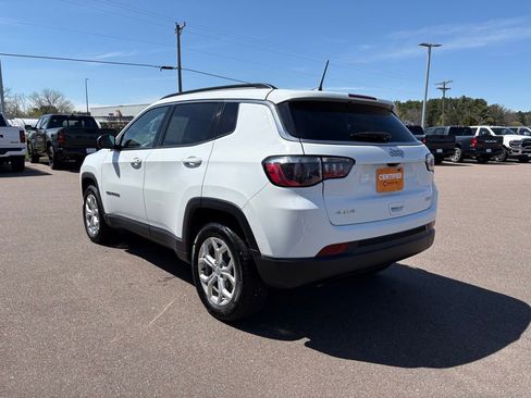 Used 2024 Jeep Compass Latitude AWD/4WD image 3