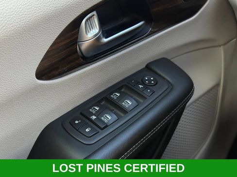 Used 2023 Chrysler Pacifica Limited FWD image 7