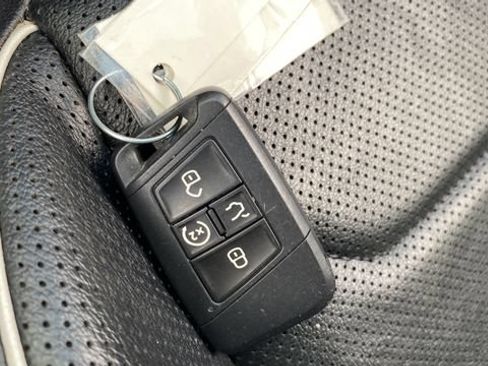 Used 2022 Volkswagen Tiguan SEL R-Line AWD/4WD image 9