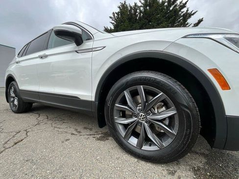 Used 2023 Volkswagen Tiguan SE w/ Panoramic Sunroof Package AWD/4WD image 10