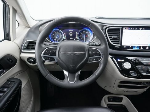 Used 2023 Chrysler Pacifica Touring-L image 18
