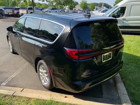 Used 2024 Chrysler Pacifica Touring-L FWD image 32