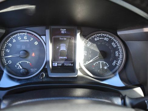 Used 2016 Toyota Tacoma TRD Sport image 31