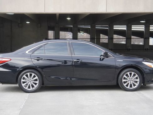 Used 2017 Toyota Camry XLE w/ Moonroof Package image 4