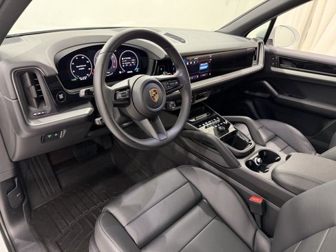 Certified 2024 Porsche Cayenne AWD/4WD image 4