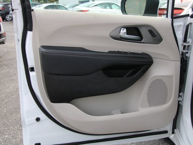 Used 2023 Chrysler Pacifica Touring-L FWD image 14