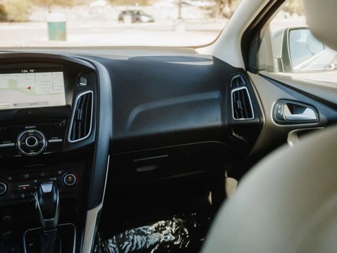 Used 2018 Ford Focus Titanium image 32