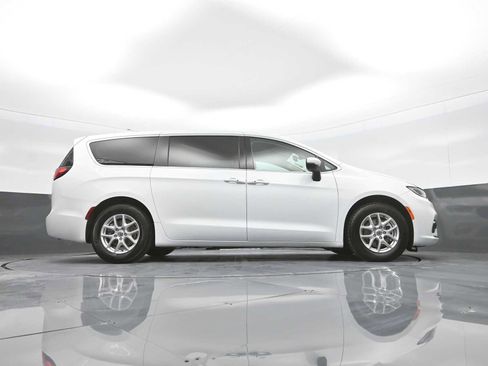 Used 2023 Chrysler Pacifica Touring-L FWD image 44