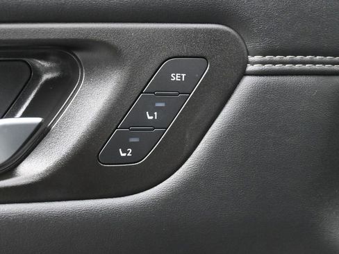 Used 2024 Nissan Pathfinder Platinum image 5