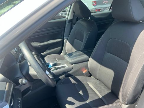 Used 2025 Nissan Altima 2.5 SV FWD image 17