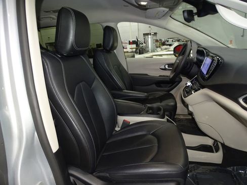 Used 2024 Chrysler Pacifica Touring-L image 16