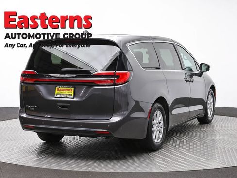 Used 2023 Chrysler Pacifica Touring-L FWD image 5