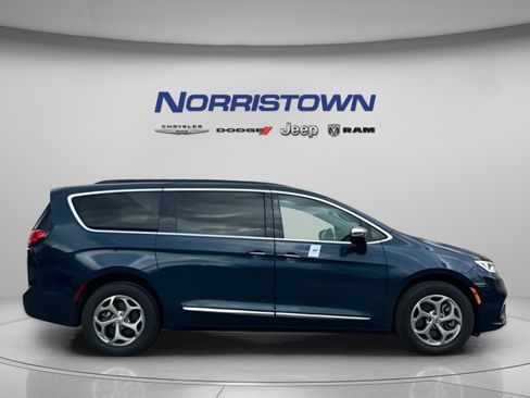 Used 2023 Chrysler Pacifica Limited AWD/4WD image 8