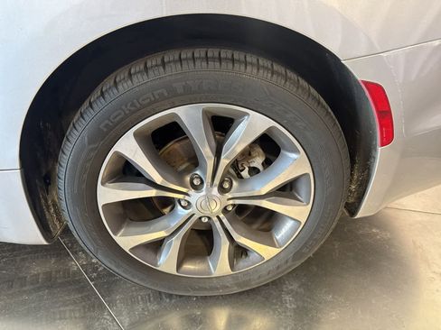 Used 2017 Chrysler Pacifica Limited FWD image 10