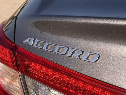 Used 2018 Honda Accord Touring image 8