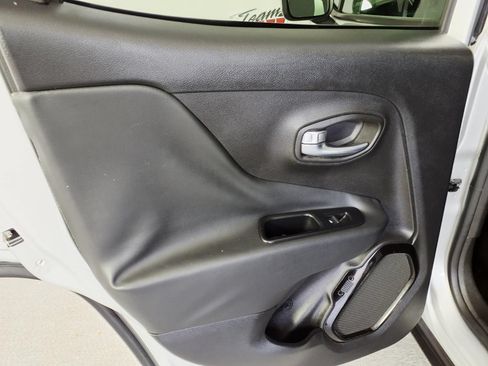 Used 2017 Jeep Renegade Altitude FWD image 10
