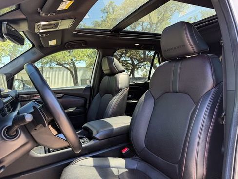 Used 2025 Honda Pilot Black Edition image 7