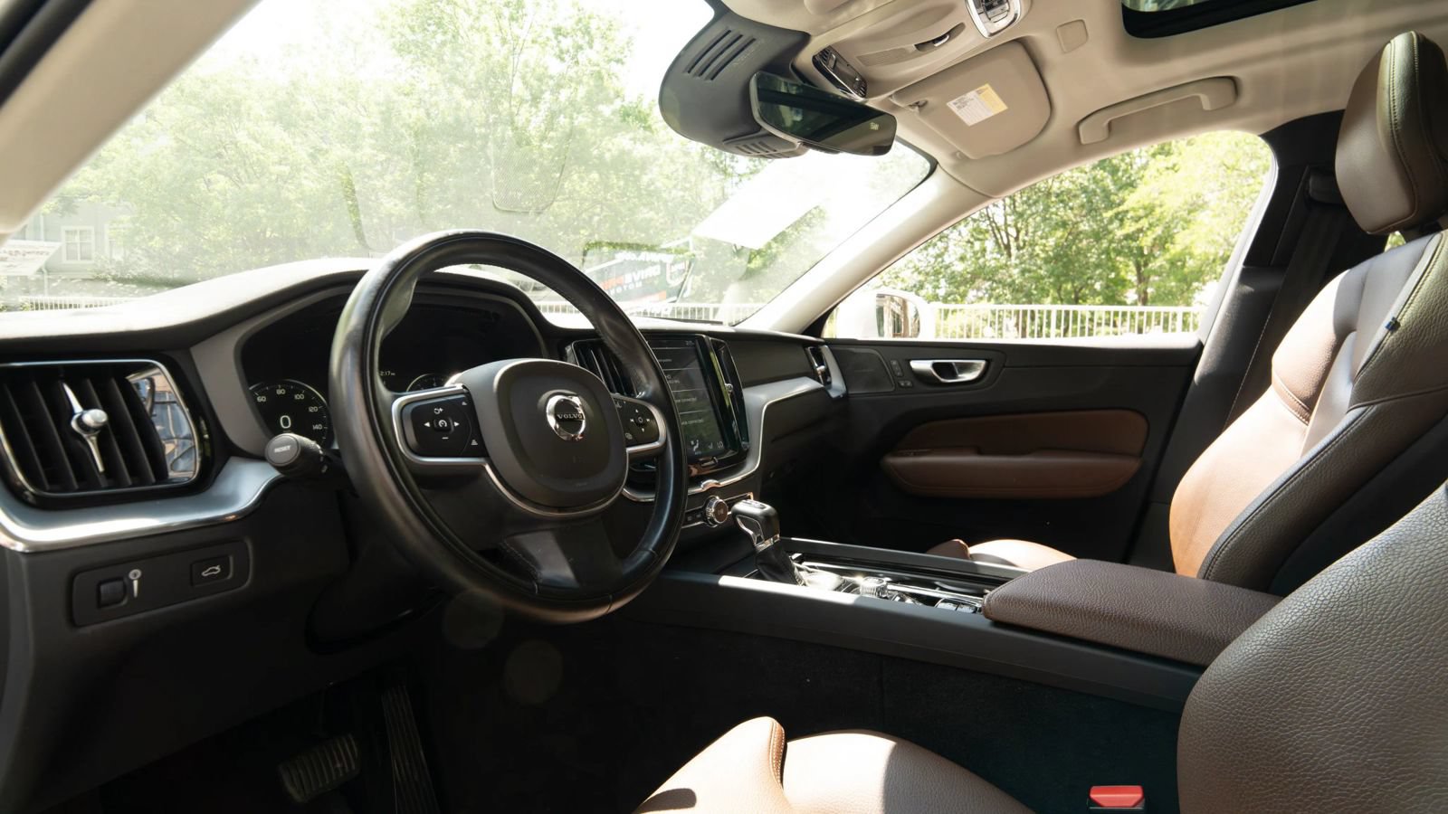 Used 2019 Volvo XC60 T5 Momentum w/ Multimedia Package AWD/4WD image 33
