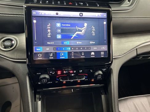 Used 2023 Jeep Grand Cherokee Limited w/ Luxury Tech Group II image 17